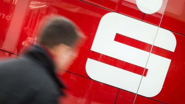Ein Geldinstitut darf einen Sparvertrag mit fester Laufzeit nicht einfach kündigen. Ein Geldinstitut darf einen Sparvertrag mit fester Laufzeit nicht einfach kündigen.