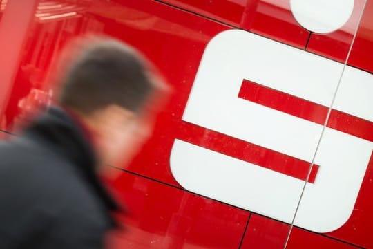 Ein Geldinstitut darf einen Sparvertrag mit fester Laufzeit nicht einfach kündigen.