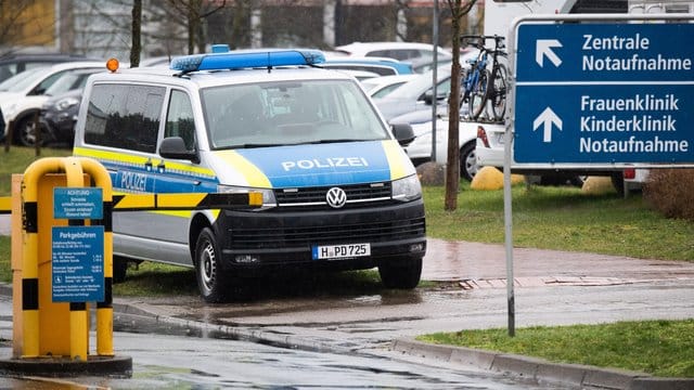 Polizei vor der Medizinischen Hochschule Hannover: Die Bewachung des mutmaßlichen Clan-Mitglieds soll fast 900. Polizei vor der Medizinischen Hochschule Hannover: Die Bewachung des mutmaßlichen Clan-Mitglieds soll fast 900.