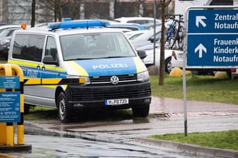 Polizei vor der Medizinischen Hochschule Hannover: Die Bewachung des mutmaßlichen Clan-Mitglieds soll fast 900.