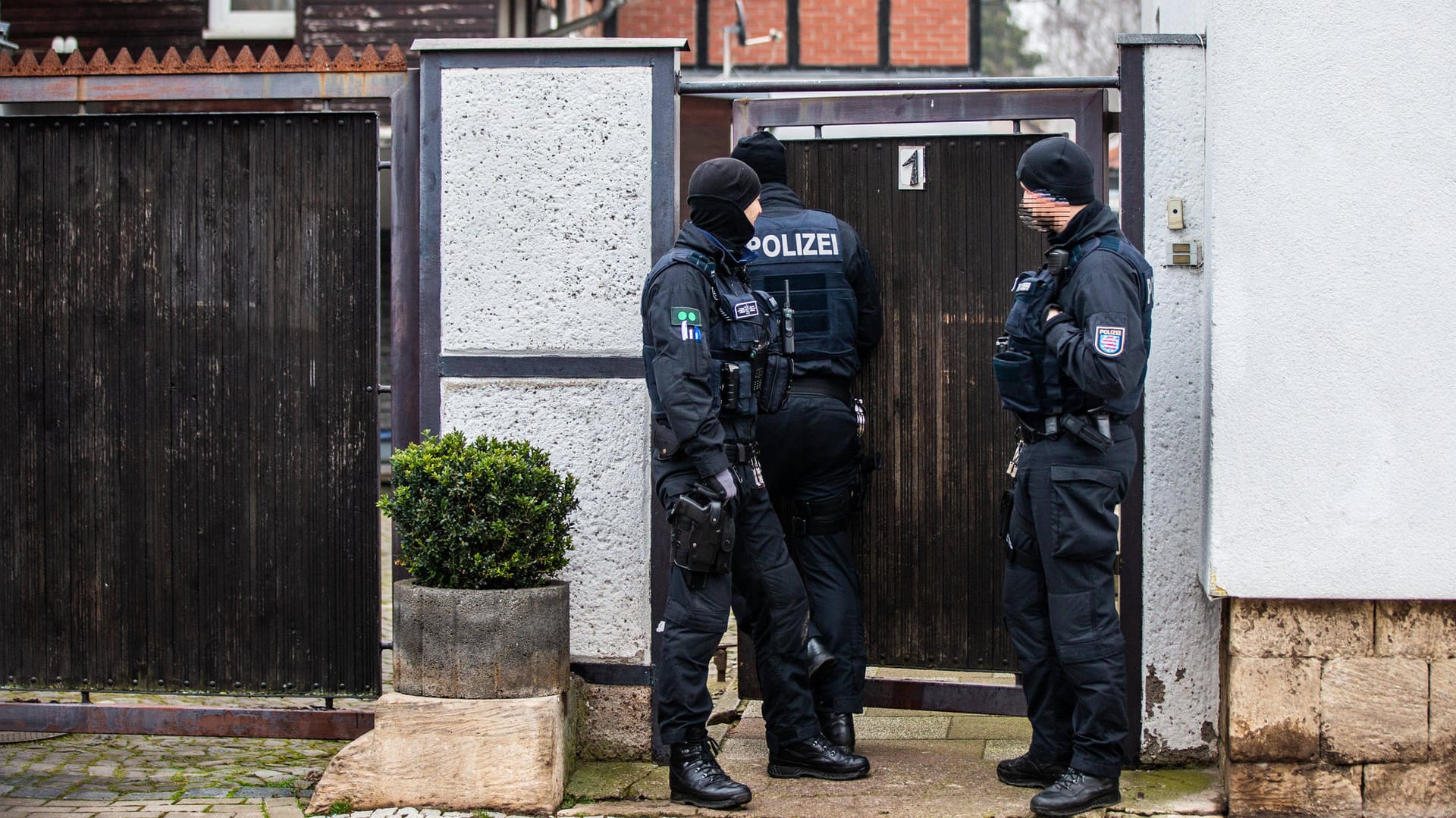 Razzia gegen "Combat 18": Mit einem Eilantrag wollen die Kläger das Verbot der Gruppe verhindern. (Archivbild) Razzia gegen "Combat 18": Mit einem Eilantrag wollen die Kläger das Verbot der Gruppe verhindern. (Archivbild)