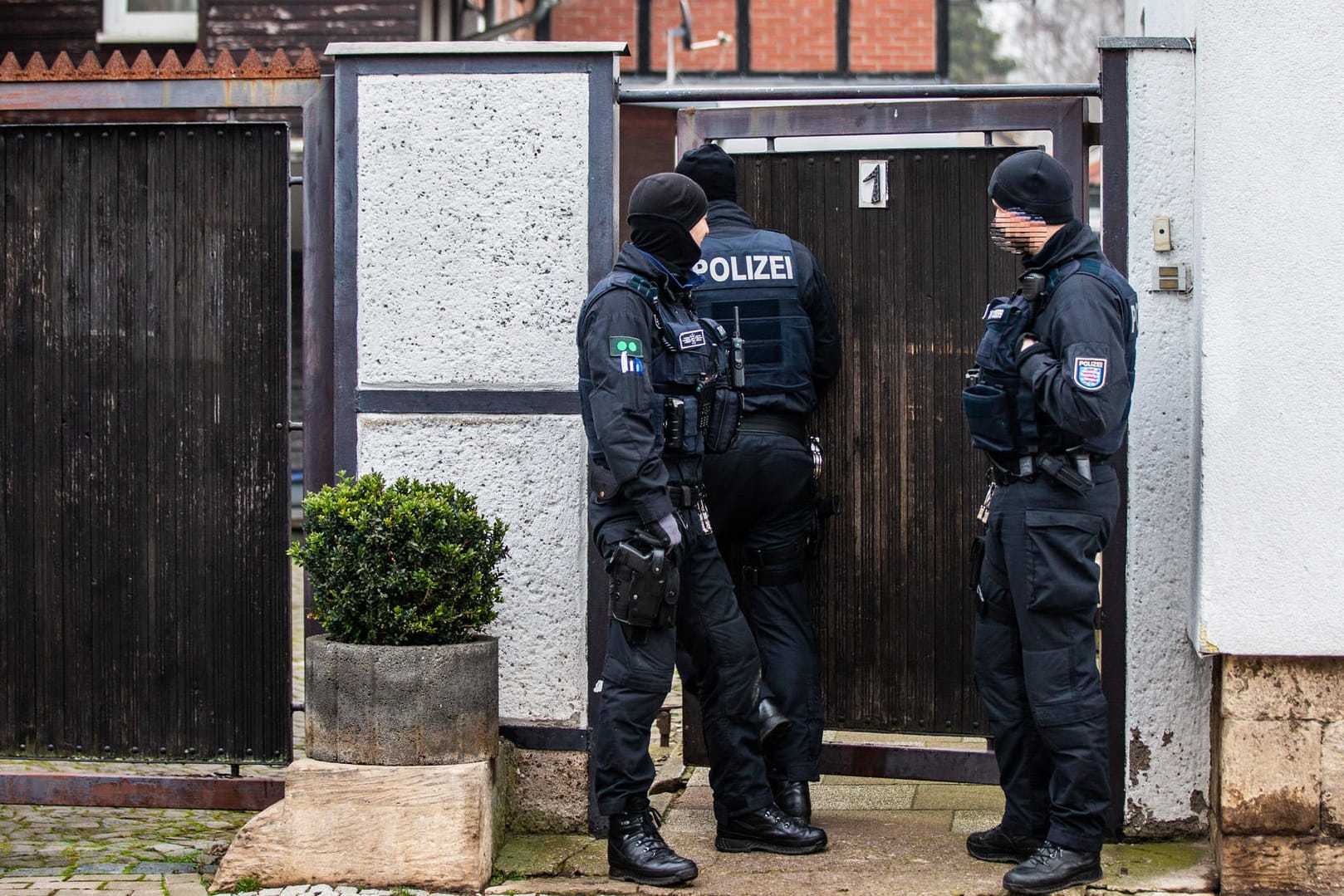 Razzia gegen "Combat 18": Mit einem Eilantrag wollen die Kläger das Verbot der Gruppe verhindern. (Archivbild)