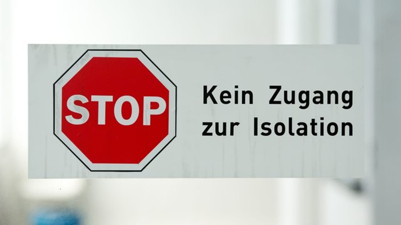Isolierstation: Experten nehmen an, dass es auch in europäischen Ländern längst weitere Infektionsketten geben könnte, von denen bisher niemand ahnt - auch in Deutschland.