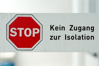 Isolierstation: Experten nehmen an, dass es auch in europäischen Ländern längst weitere Infektionsketten geben könnte, von denen bisher niemand ahnt - auch in Deutschland.