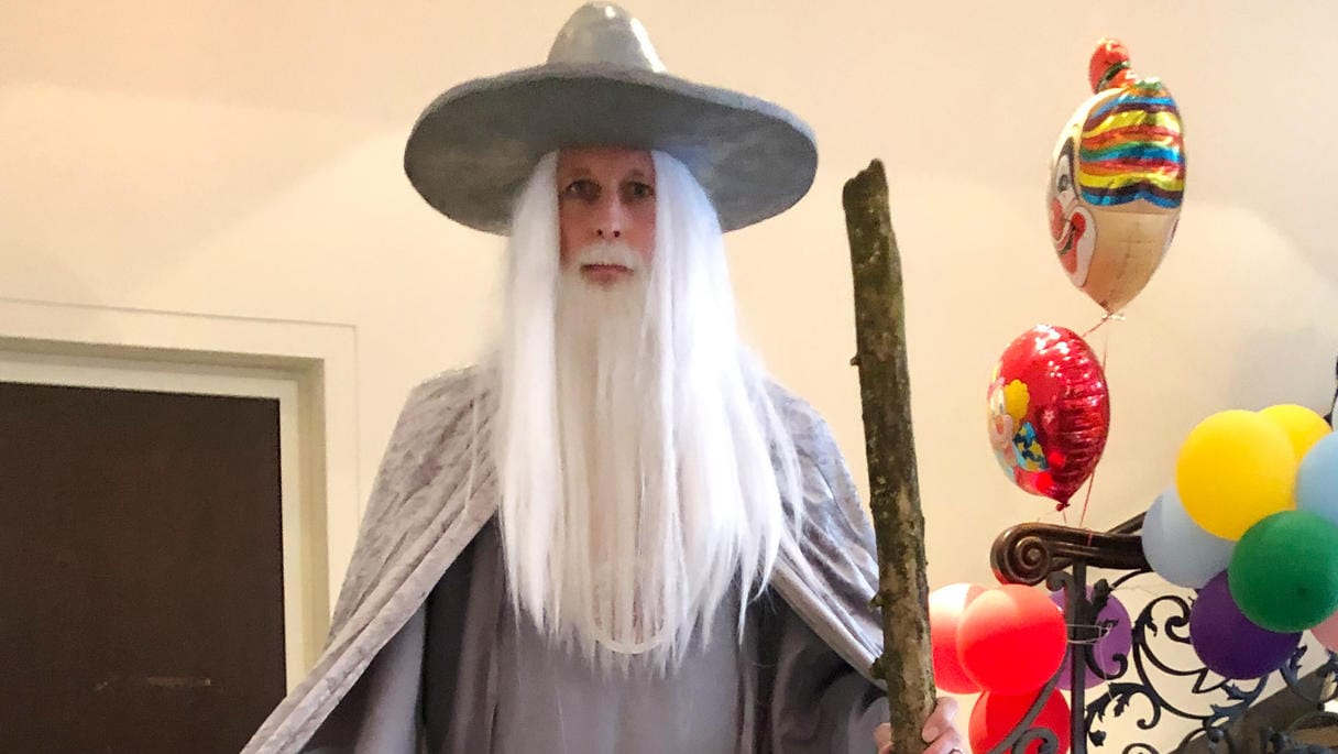 Stefan Engstfeld: Der Grüne Landtagsabgeordnete steht verkleidet als Gandalf aus Herr der Ringe im Rathaus.