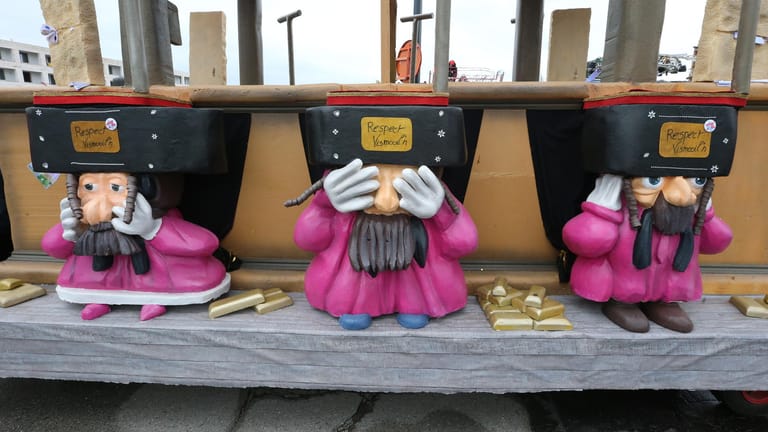 Karnevalsumzug in Belgien: Nicht zum ersten Mal fallen die Wagen mit antisemitischen Figuren auf, wie hier die von orthodoxen Juden, die zwischen Goldbarren sitzen.