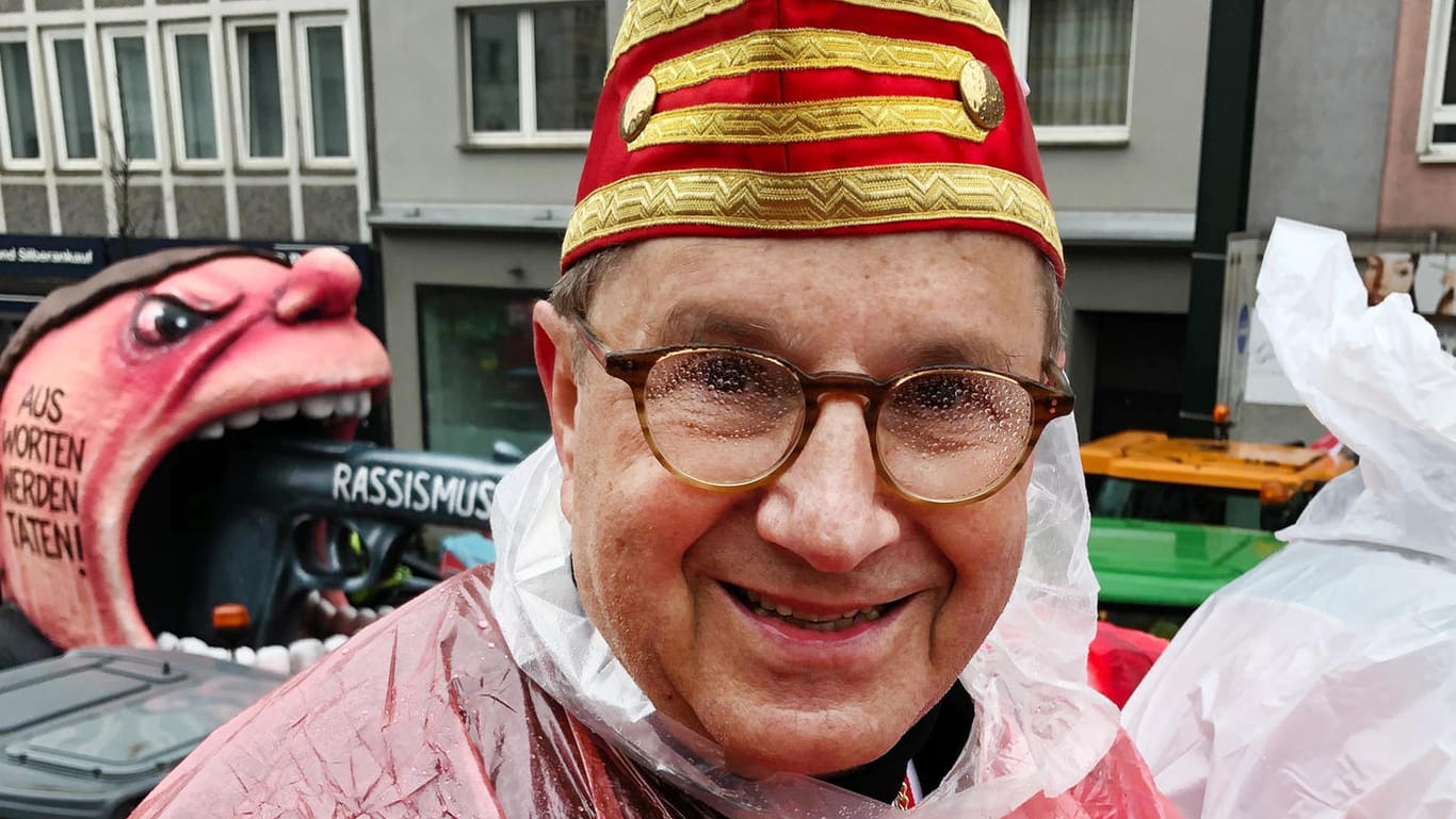 Jan Hofer: Der Tagesschau-Sprecher steht auf einem Karnevalswagen in Düsseldorf.