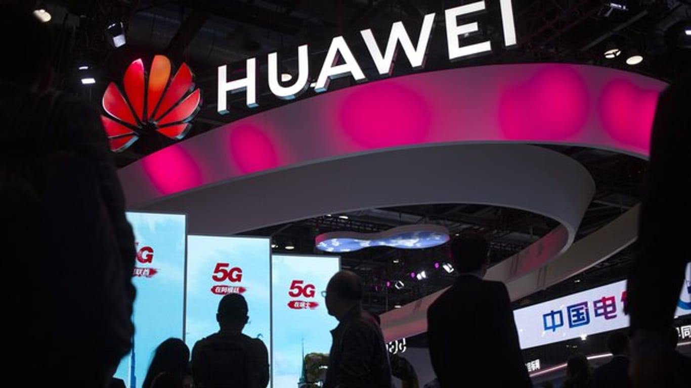 Besucher gehen an einem Display für 5G-Dienste des chinesischen Technologieunternehmens Huawei auf der PT Expo in Peking vorbei.
