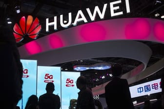 Besucher gehen an einem Display für 5G-Dienste des chinesischen Technologieunternehmens Huawei auf der PT Expo in Peking vorbei.