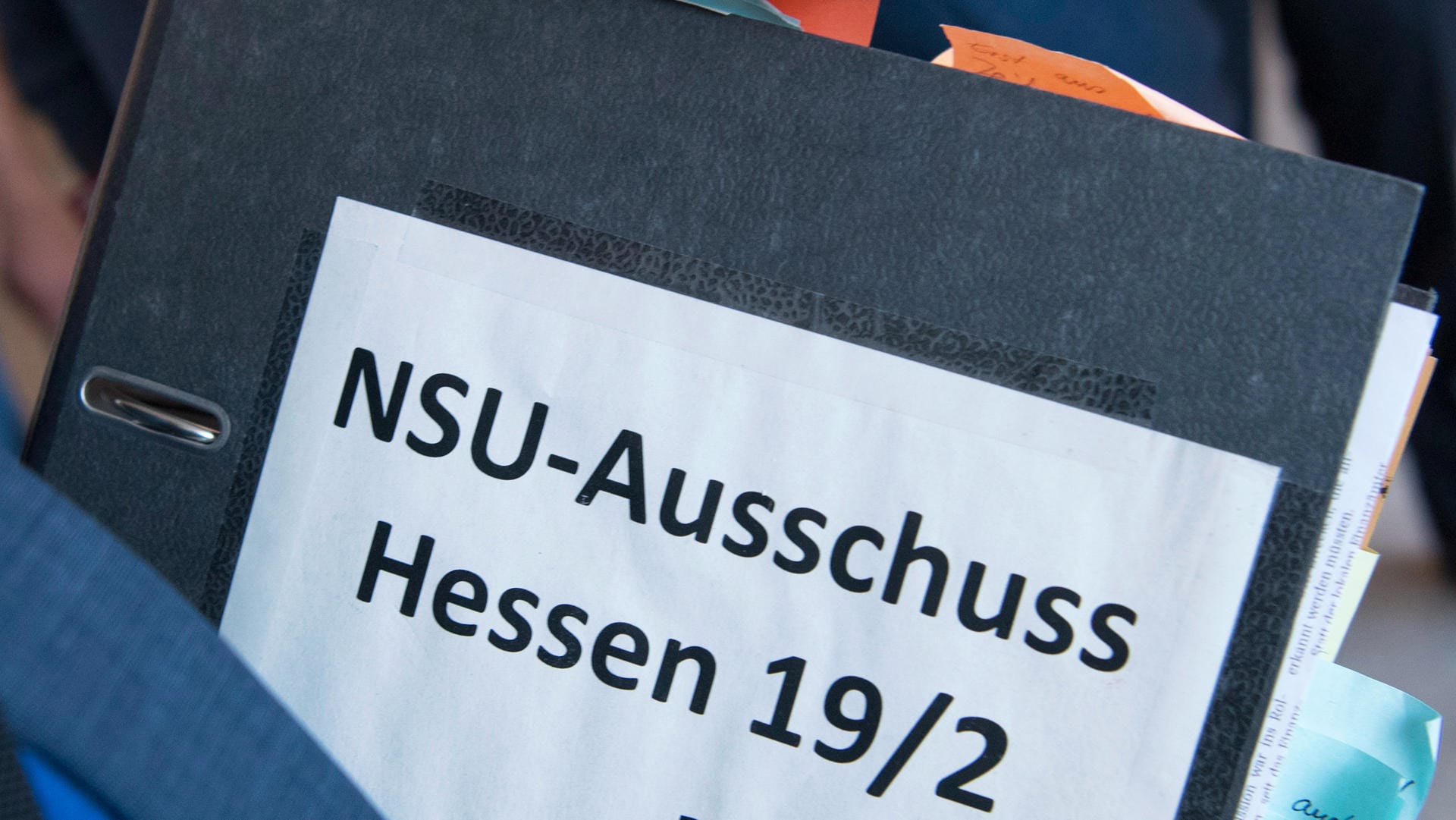 Eine Kladde mit der Aufschrift "NSU-Ausschuss Hessen": Die Initiatoren der Petition halten die Sperrfrist für undemokratisch. (Archivbild) Eine Kladde mit der Aufschrift "NSU-Ausschuss Hessen": Die Initiatoren der Petition halten die Sperrfrist für undemokratisch. (Archivbild)