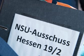 Eine Kladde mit der Aufschrift "NSU-Ausschuss Hessen": Die Initiatoren der Petition halten die Sperrfrist für undemokratisch. (Archivbild)