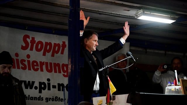 Er markiert den rechten Rand der Partei: Björn Höcke, AfD-Fraktionschef in Thüringen, bei einer Demonstration des islam- und ausländerfeindlichen Bündnisses Pegida. Er markiert den rechten Rand der Partei: Björn Höcke, AfD-Fraktionschef in Thüringen, bei einer Demonstration des islam- und ausländerfeindlichen Bündnisses Pegida.