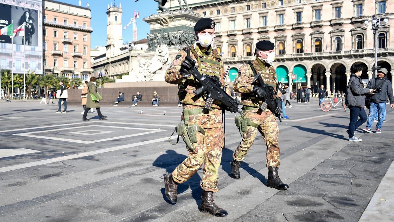 Soldaten in Mailand: Die italienische Regierung hat angekündigt, auch das Militär für die Seuchenkontrolle einzusetzen.