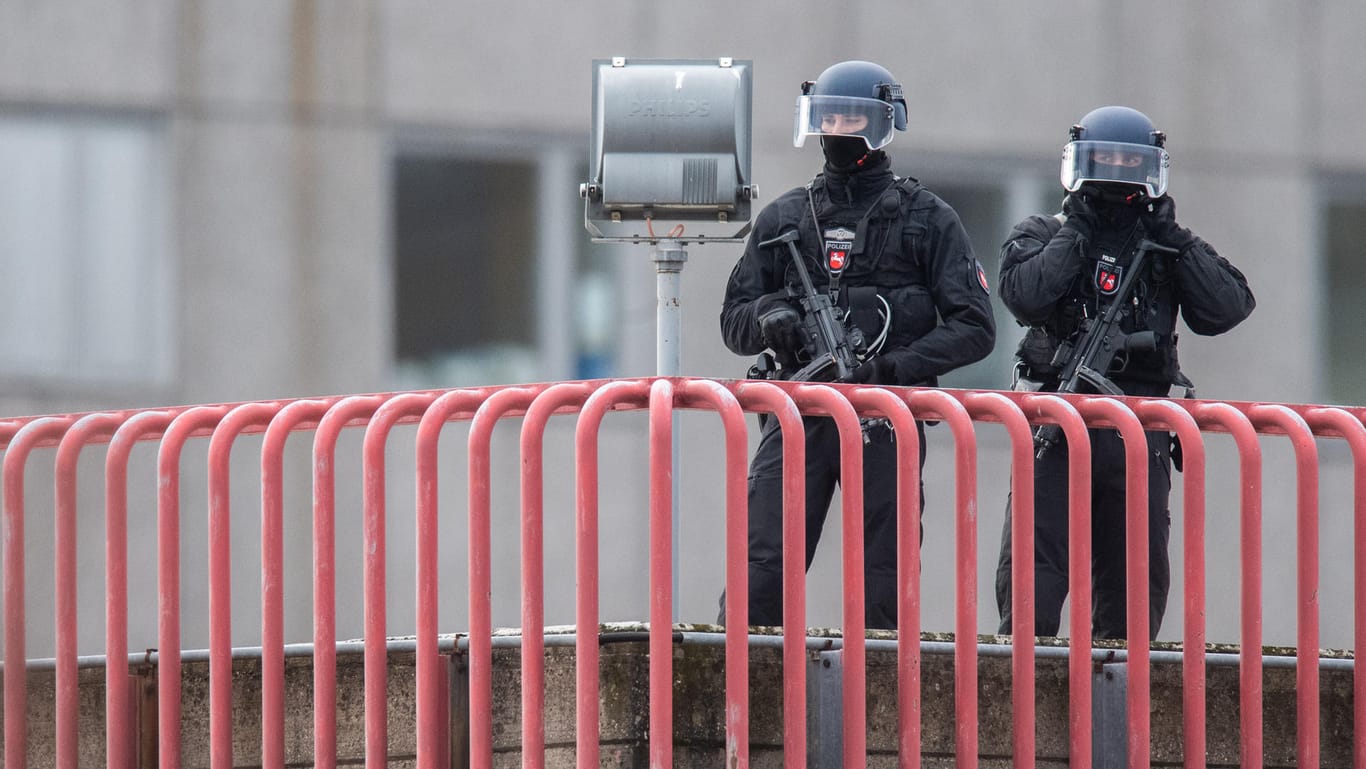 Schwerbewaffnete Polizisten bewachen den Hubschrauberlandeplatz der Medizinischen Hochschule Hannover: Inzwischen hat der Mann das Land verlassen. (Archivbild)