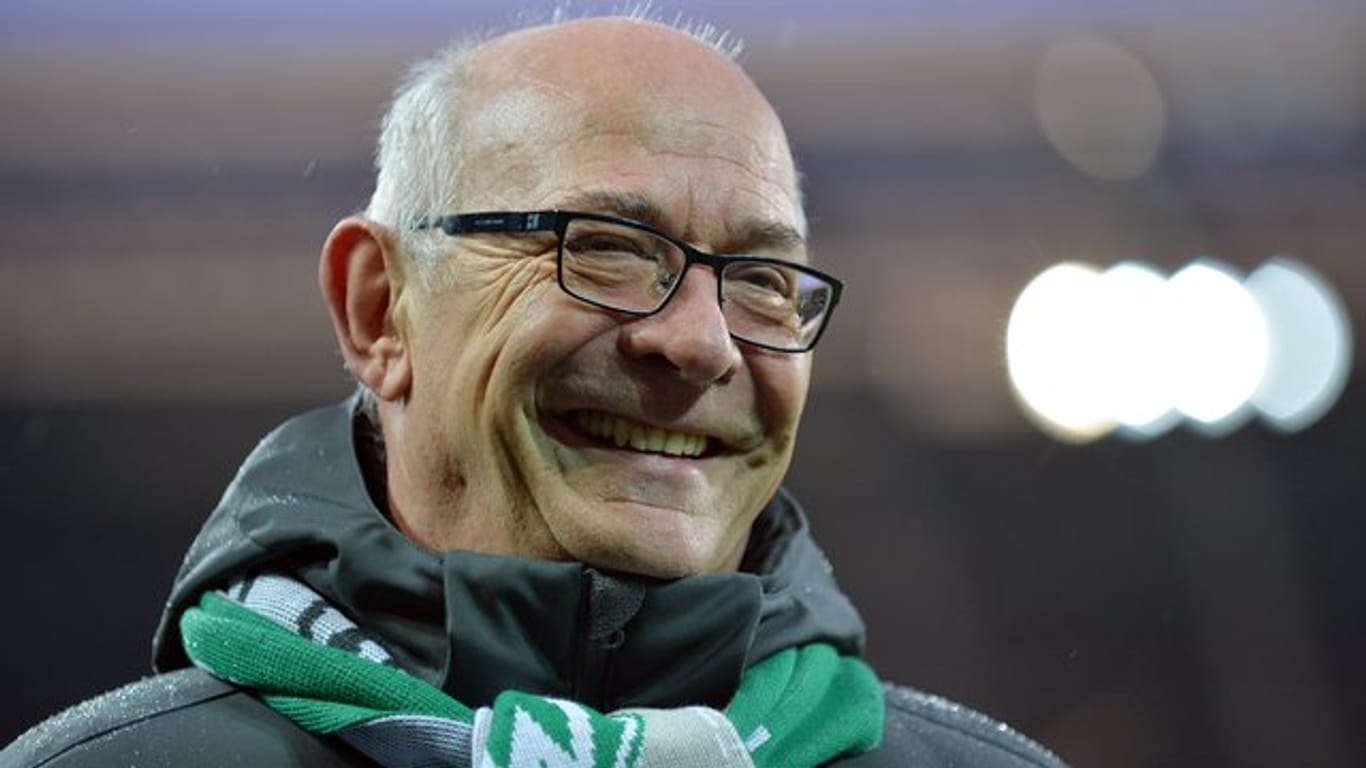 Werder Bremens Ehrenpräsident Klaus-Dieter Fischer spricht sich für das Weitermachen mit Trainer Kohfeldt aus.