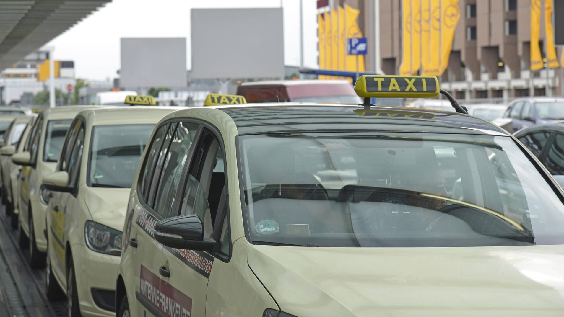 Taxis stehen am Frankfurter Flughafen: Dort sollen zwei Uberfahrer einen Taxifahrer bedroht und attackiert haben.