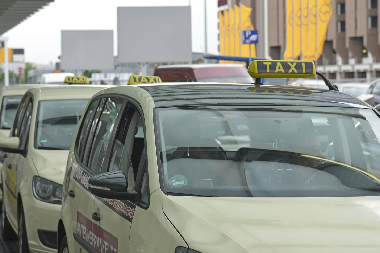 Taxis stehen am Frankfurter Flughafen: Dort sollen zwei Uberfahrer einen Taxifahrer bedroht und attackiert haben.