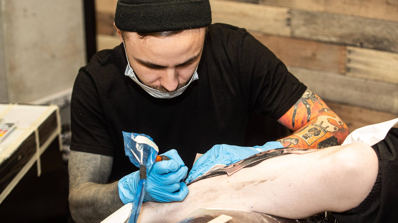 Ein Tätowierer bei der Arbeit: Bald könnten zwei Tattoo-Farben verboten werden.