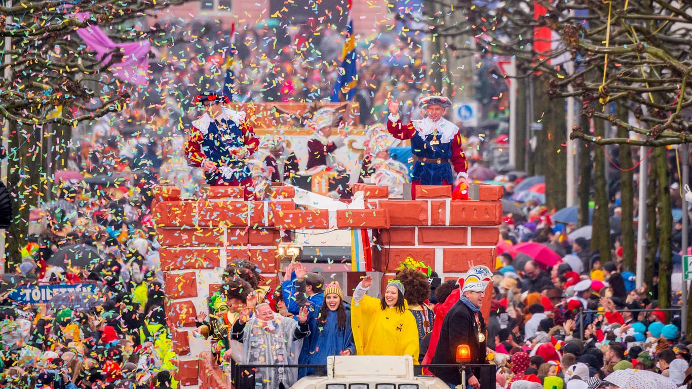 Der Wagen des Carneval-Club Weisenau (CCW) fährt durch die Innenstadt.: Fast 500.000 Zuschauer feierten in Mainz.