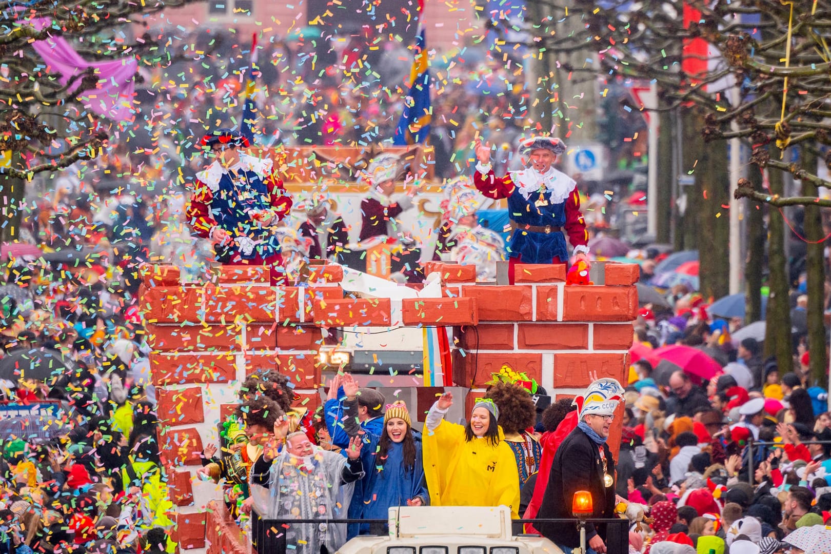 Der Wagen des Carneval-Club Weisenau (CCW) fährt durch die Innenstadt.: Fast 500.000 Zuschauer feierten in Mainz.