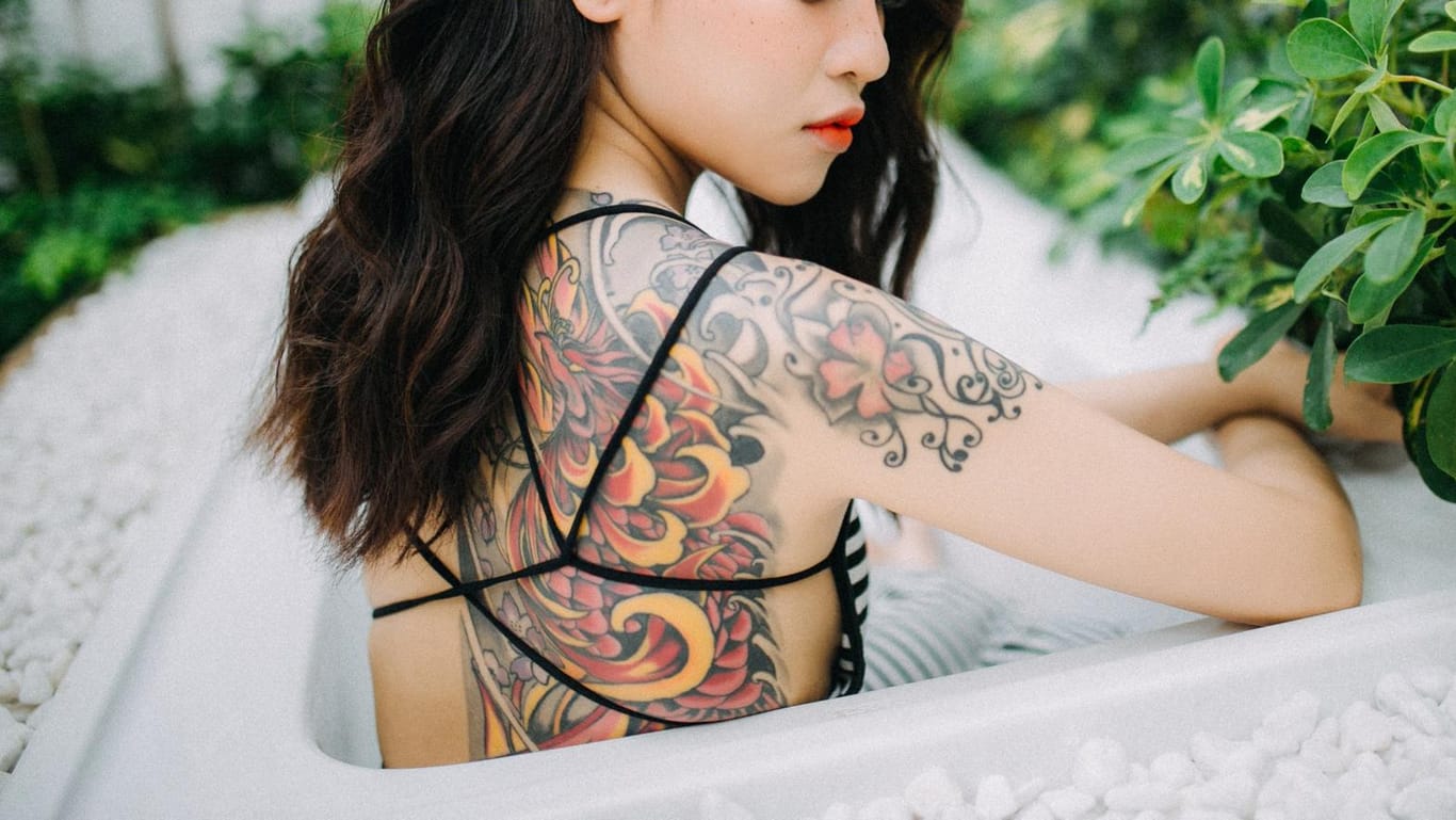 Eine Frau mit einem Tattoo: Wird es bald keine farbigen Designs mehr geben?