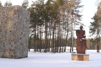 Das ehemalige Vernichtungslager Sobibor: Fotos von Niemann aus Sobibor stießen die Diskussion um den Gedenkstein in Ostfriesland an. (Archivbild)