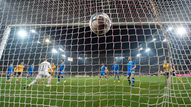 Das Tor von Dynamo Dresden gegen Darmstadt 98 wurde wieder aberkannt: Abseits. Das Tor von Dynamo Dresden gegen Darmstadt 98 wurde wieder aberkannt: Abseits.