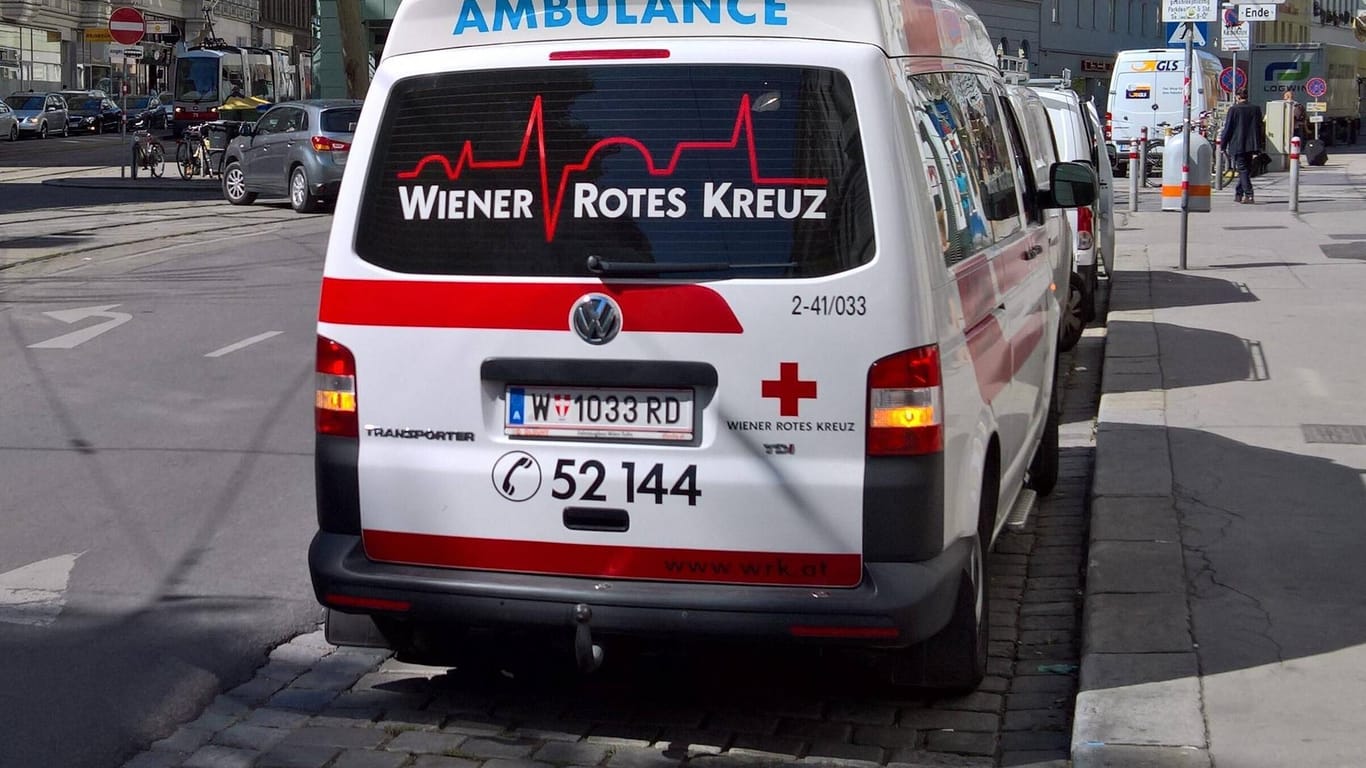 Ambulanz des Roten Kreuz: Der Onkel und die gerufenen Sanitäter versuchten noch, das Kind zu reanimieren. (Symbolbild)
