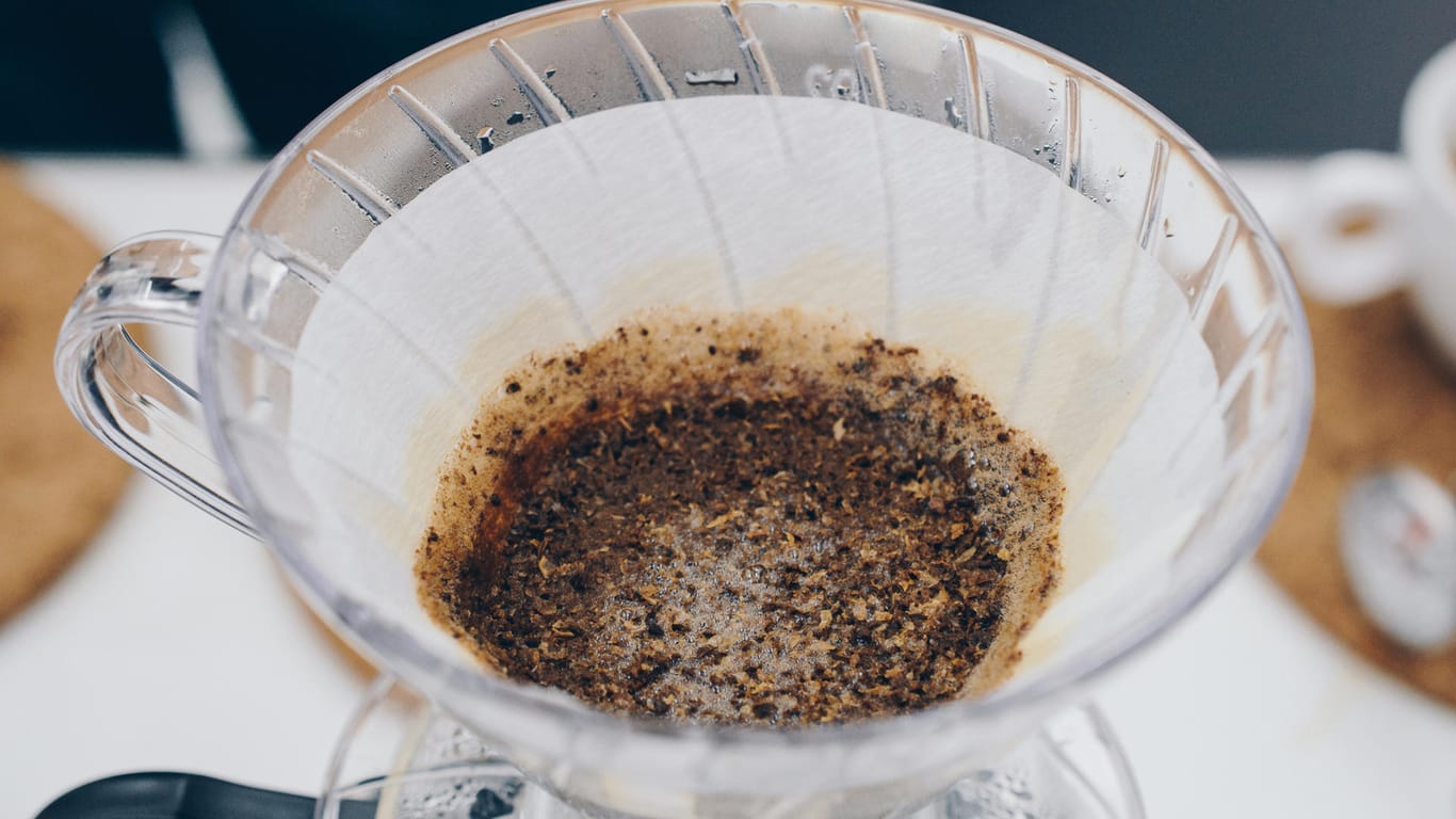 Kaffeesatz: Die Reste des Kaffees sollten Sie nicht in den Restmüll werfen, sondern ganz einfach weiterverwenden.
