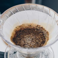 Kaffeesatz: Die Reste des Kaffees sollten Sie nicht in den Restmüll werfen, sondern ganz einfach weiterverwenden.