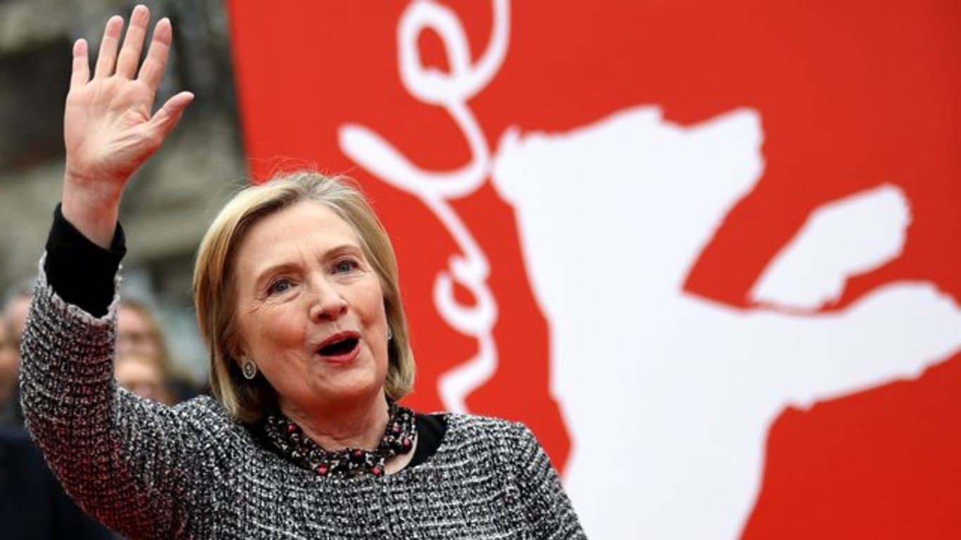 Hillary Clinton, Politikerin und ehemalige Außenministerin der USA, grüßt von der Berlinale.