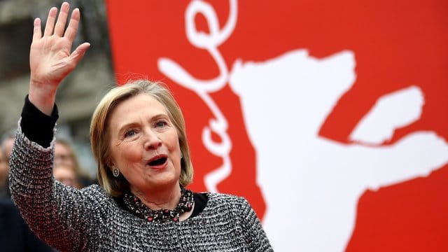 Hillary Clinton, Politikerin und ehemalige Außenministerin der USA, grüßt von der Berlinale. Hillary Clinton, Politikerin und ehemalige Außenministerin der USA, grüßt von der Berlinale.