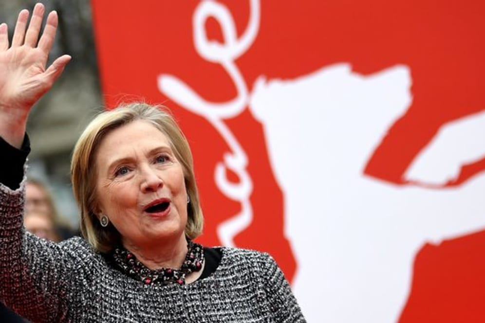 Hillary Clinton, Politikerin und ehemalige Außenministerin der USA, grüßt von der Berlinale.