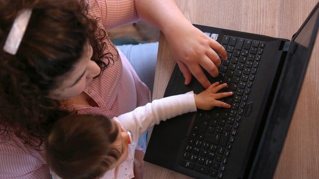 Der Kinderzuschlag ist eine finanzielle Unterstützung für Eltern mit geringem Einkommen. Der Kinderzuschlag ist eine finanzielle Unterstützung für Eltern mit geringem Einkommen.