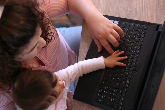 Der Kinderzuschlag ist eine finanzielle Unterstützung für Eltern mit geringem Einkommen. Der Kinderzuschlag ist eine finanzielle Unterstützung für Eltern mit geringem Einkommen.