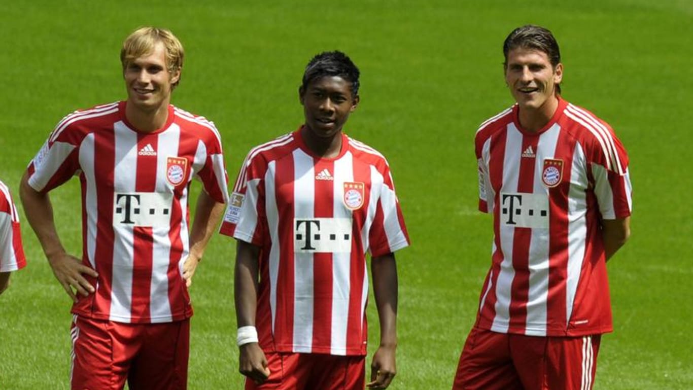 Seit zehn Jahren bei den Bayern-Profis: Alaba mit Andreas Ottl (l.) und Mario Gomez (r.) bei der Saisoneröffnungsfeier 2010.