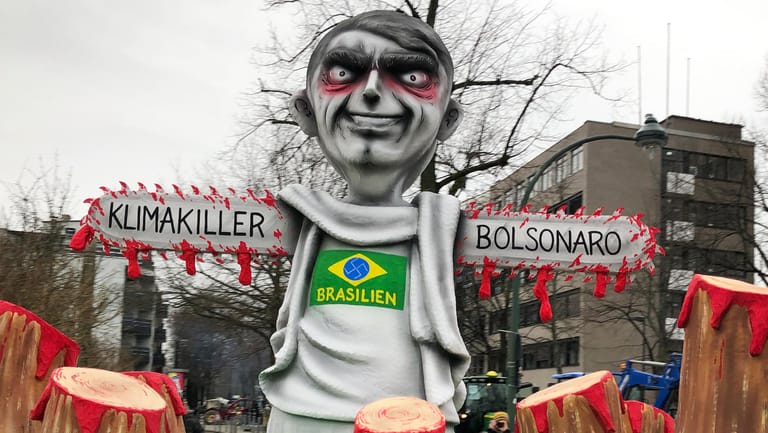 Motivwagen "Klimakiller Bolsonaro": Auf Anraten der Staatsanwaltschaft haben Karnevalisten ein Hakenkreuz von dem Mottowagen entfernt.