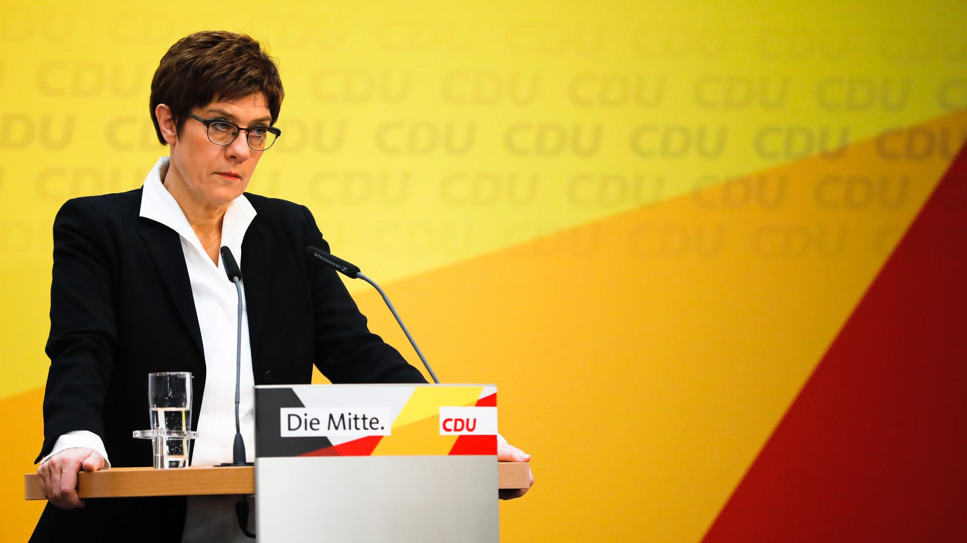 Annegret Kramp-Karrenbauer: Die scheidende Parteivorsitzende hält es für gut möglich, dass ihr Nachfolger auch Kanzlerkandidat der Union wird – zur Verärgerung der CSU.