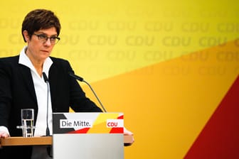 Annegret Kramp-Karrenbauer: Die scheidende Parteivorsitzende hält es für gut möglich, dass ihr Nachfolger auch Kanzlerkandidat der Union wird – zur Verärgerung der CSU.