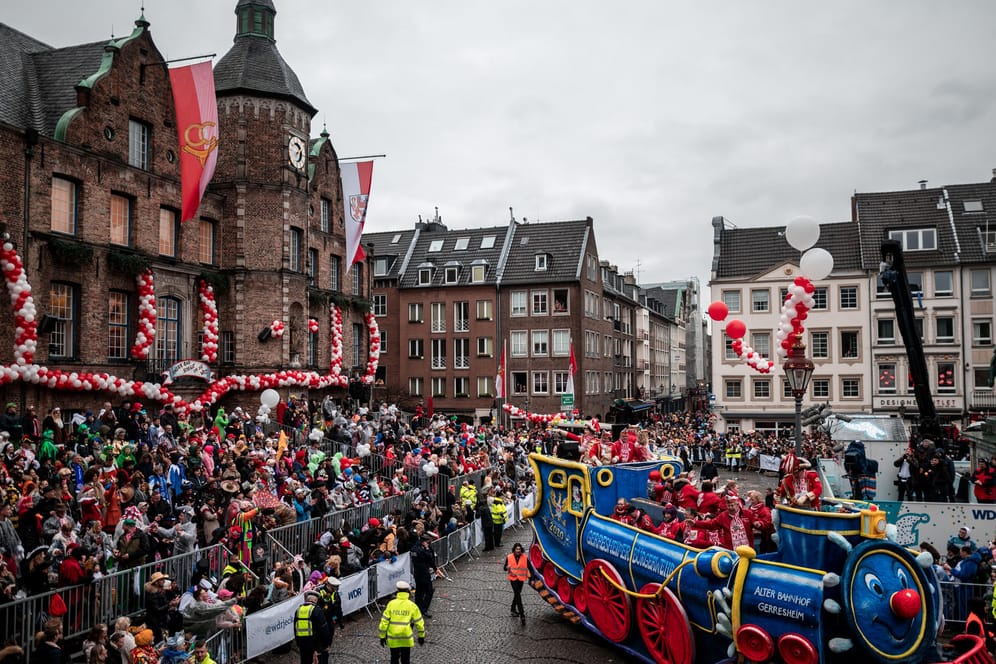 Der Rosenmontagszug fährt am Rathaus vorbei: Mit den Rosenmontagszügen erreicht der rheinische Straßenkarneval seinen Höhepunkt.