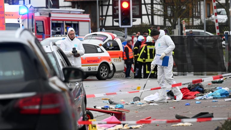 Unglücksort in Volkmarsen: Es hat Dutzende Verletzte gegeben, als ein Auto in den Karnevalszug fuhr.