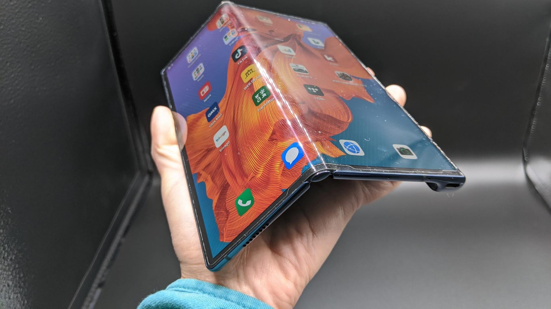 Huawei Mate Xs: Das quadratische Display des Foldables lässt sich nach hinten klappen. So hat das Gerät ein Smartphone-Format.