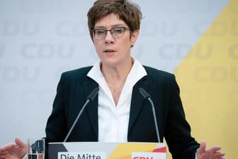 CDU-Chefin Annegret Kramp-Karrenbauer attackierte SPD-Generalsekretär Lars Klingbeil scharf.
