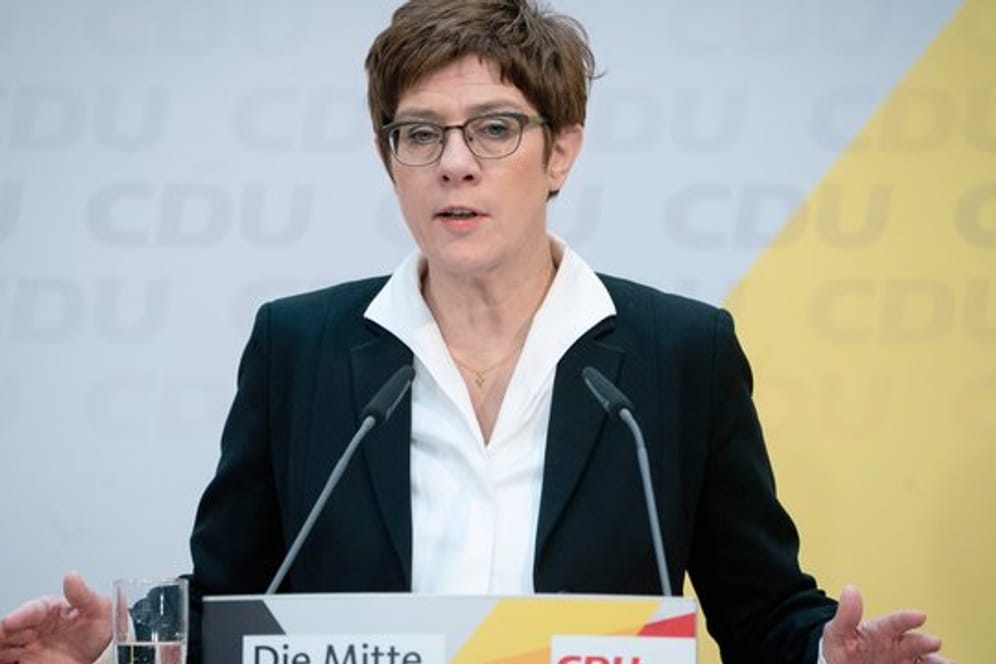 CDU-Chefin Annegret Kramp-Karrenbauer attackierte SPD-Generalsekretär Lars Klingbeil scharf.