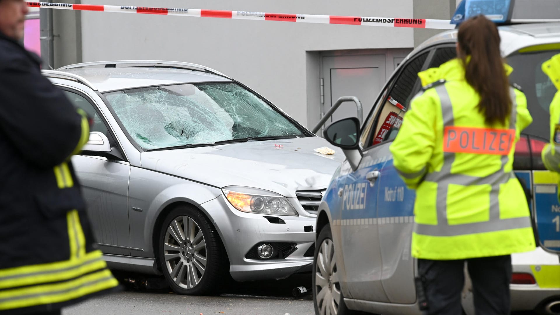 Absperrung der Unglücksstelle in Volkmarsen: Nach Polizeiangaben sind 30 Menschen verletzt worden.