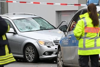 Absperrung der Unglücksstelle in Volkmarsen: Nach Polizeiangaben sind 30 Menschen verletzt worden.