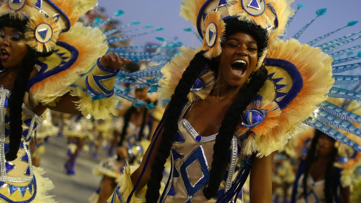 Karneval in Rio: Im Sambodrom konkurrieren die Schulen um die besten Kostüme und Tänze.