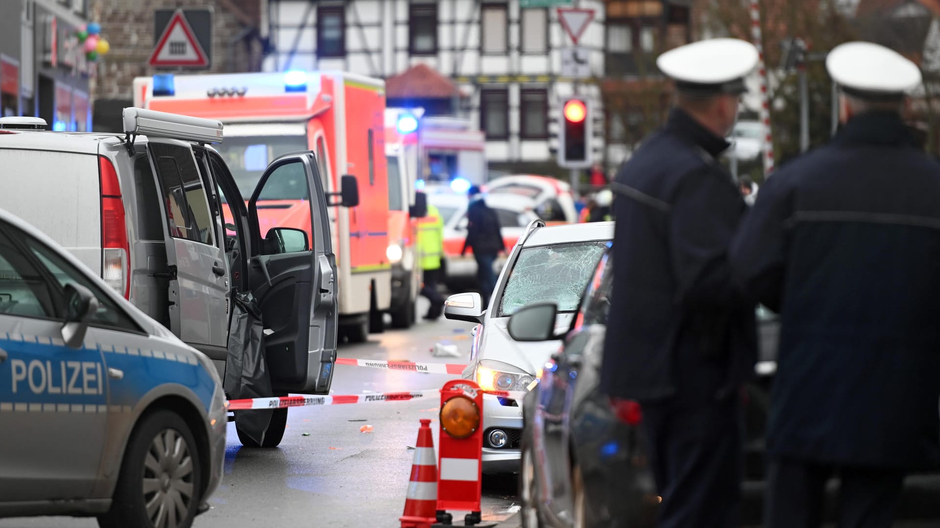 Polizisten in Volkmarsen nach der Fahrt eines 29-Jährigen mitten hinein in den Karnevalsumzug. Ein Kollege, der hobbymäßig einen Bliog betreibt, hatte den Zug gefilmt – und nahm dabei auch das schlimme geschehen auf.