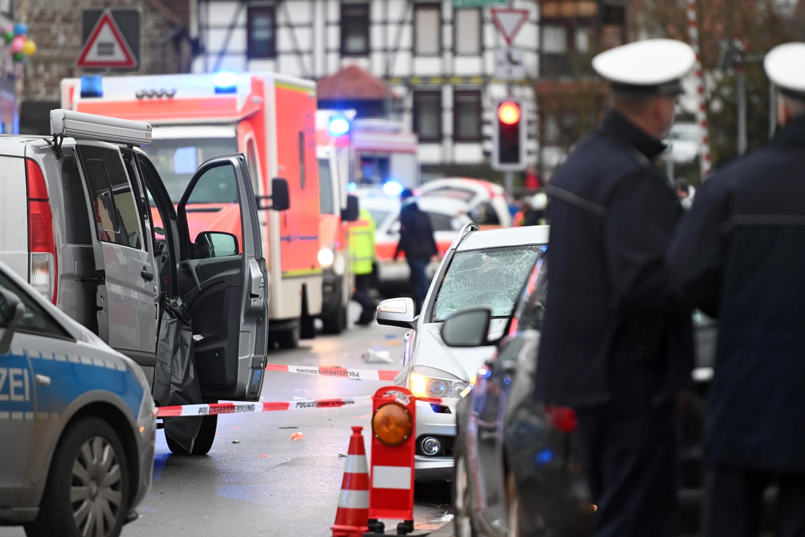 Polizisten in Volkmarsen nach der Fahrt eines 29-Jährigen mitten hinein in den Karnevalsumzug. Ein Kollege, der hobbymäßig einen Bliog betreibt, hatte den Zug gefilmt – und nahm dabei auch das schlimme geschehen auf.