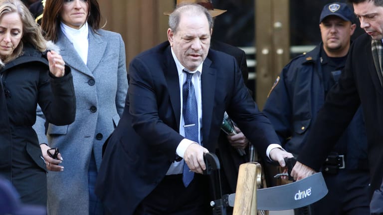 Harvey Weinstein verlässt den Gerichtssaal in New York.